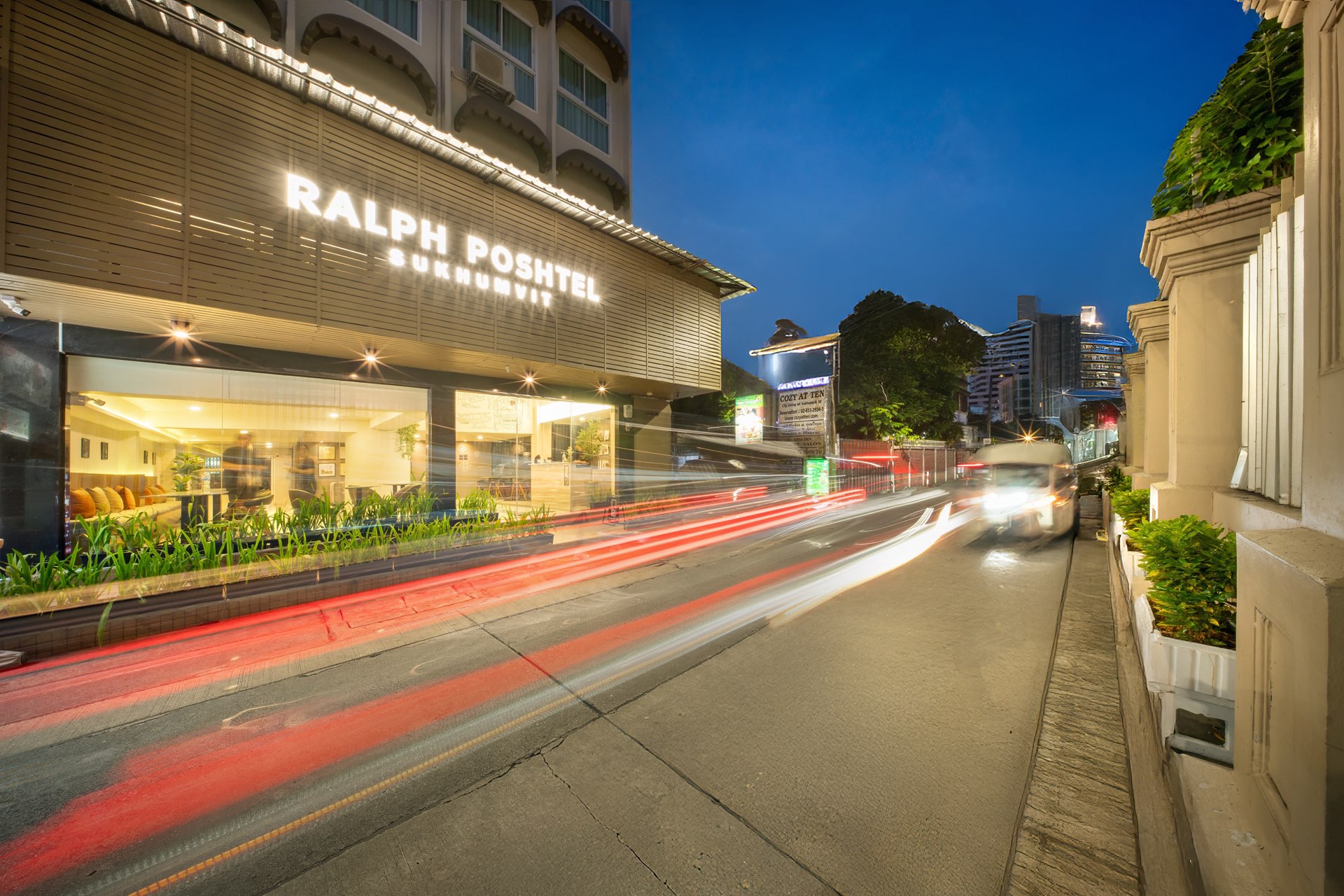 RALPH Poshtel Sukhumvit building and lobby at dusk
